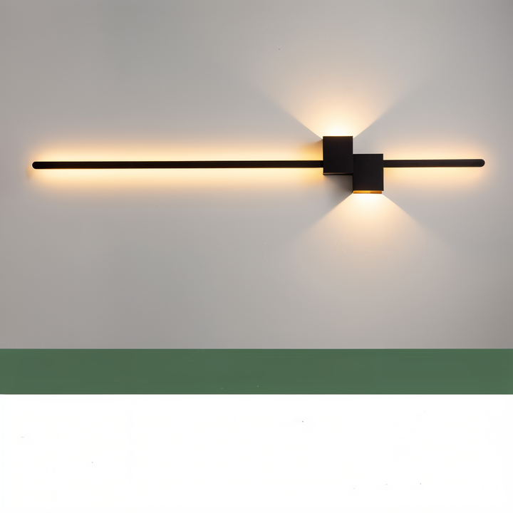 Elegant LED vägglampa i minimalistisk design, skapar stilren atmosfär i alla rum.