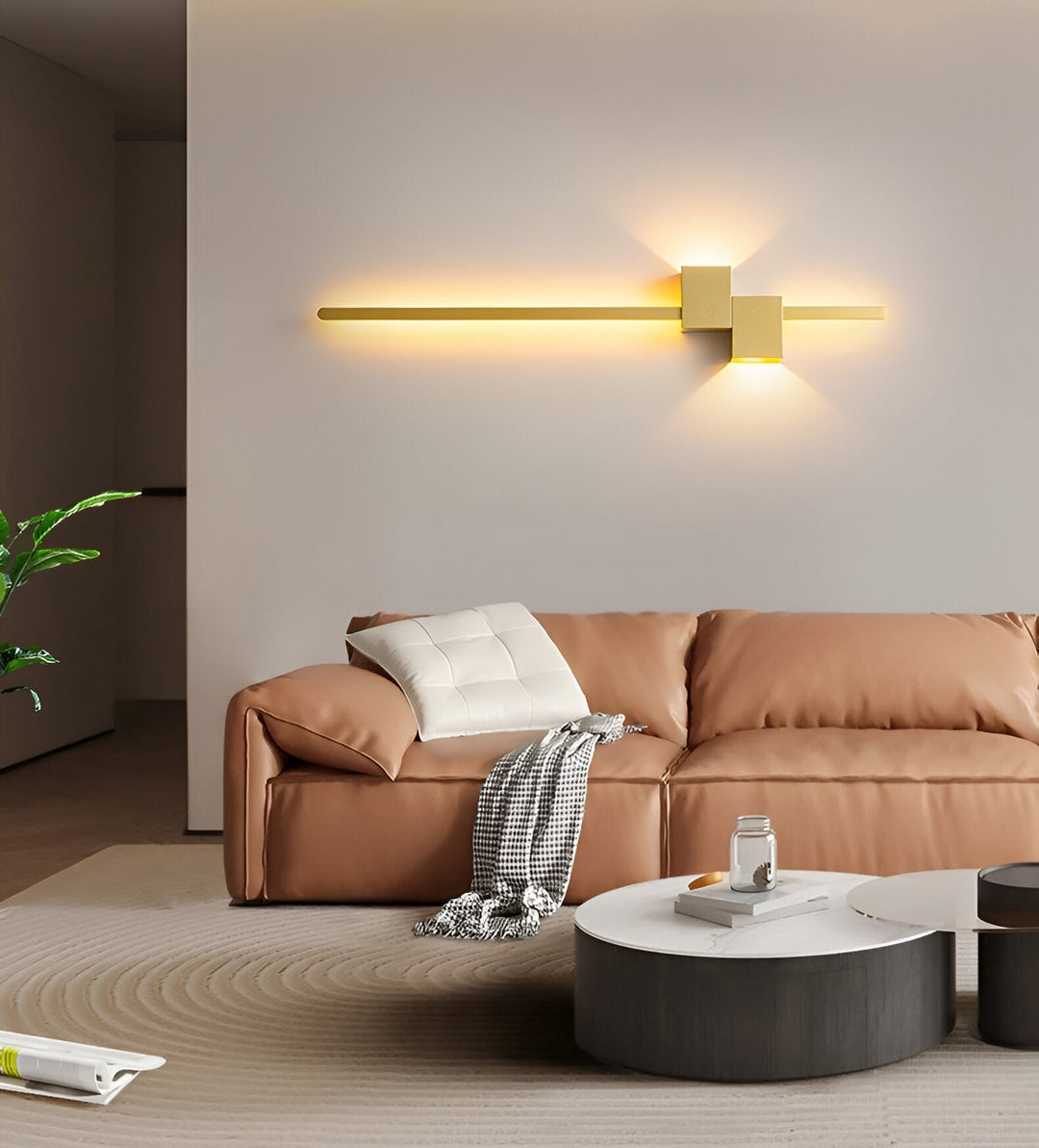 Närbild på slimmad LED vägglampa i modern design. Högkvalitativ hembelysning.