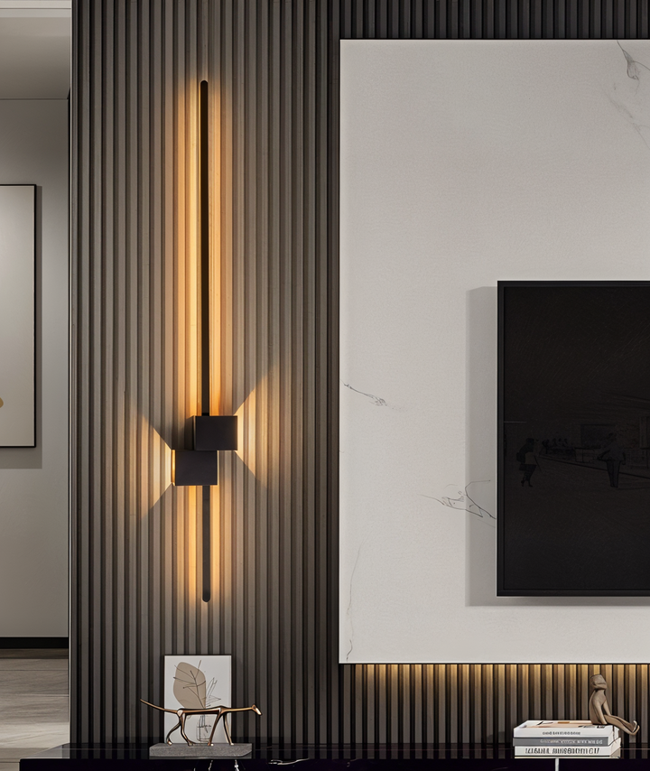 Svart linjär LED vägglampa. En minimalistisk designlampa som modern heminredning.