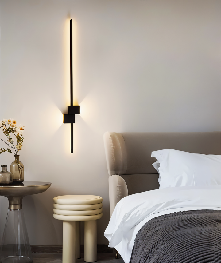 LED vägglampa avger mjukt ljus, perfekt för modern inomhusbelysning i vardagsrum.