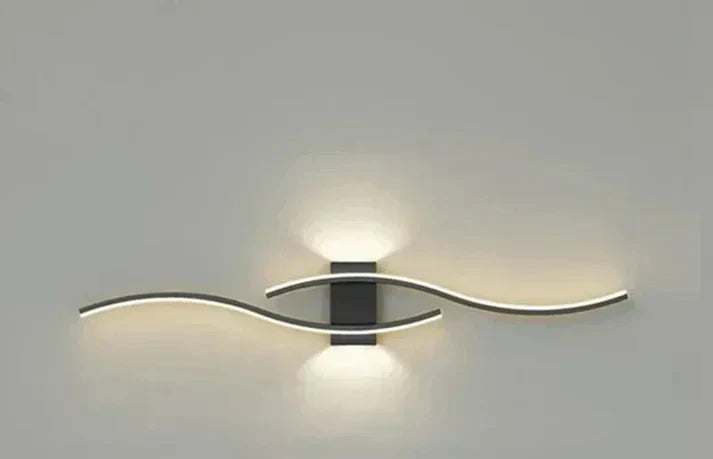 Designad LED-vägglampa med vågform för modern inredning; energieffektiv och stilfull.