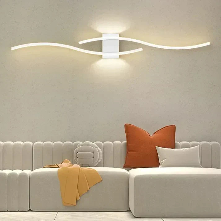 Horisontell LED-vägglampa med elegant vågdesign, idealisk för bredare väggytor.