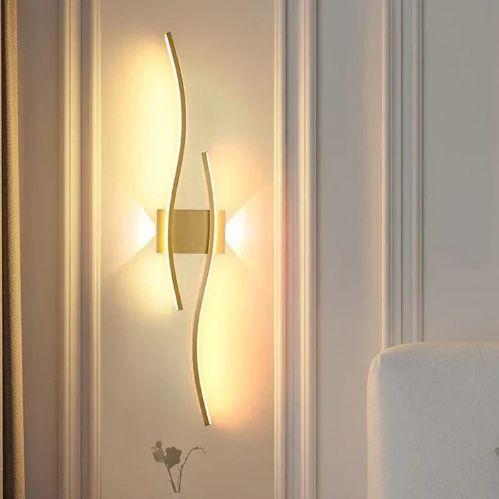 Stilren LED-vägglampa, vågformad och energisnål, ger dekorativt ljus i hemmet.