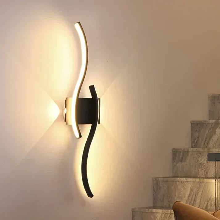 Unik vågdesignad LED-vägglampa som smälter in i modern inredning och ger indirekt belysning.