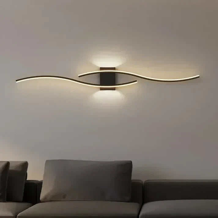 Elegant LED-vägglampa med atmosfärskapande vågdesign för sovrum och vardagsrum.