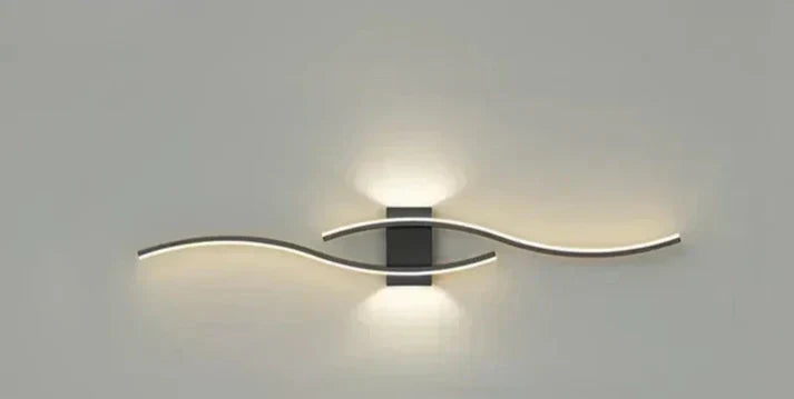 Högkvalitativ LED-vägglampa med modern vågform, ger behagligt och funktionellt ljus.