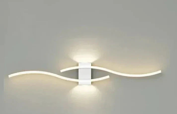 Vågformad designlampa i LED som skapar en modern och dekorativ ljuseffekt på väggen.