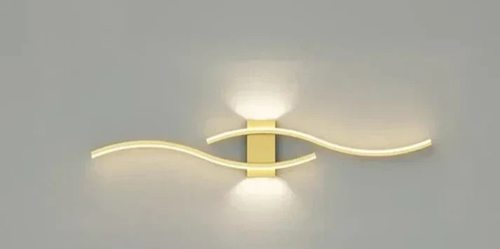 Närbild på den moderna LED-vägglampan, visar dess eleganta vågdesign och jämna ljus.