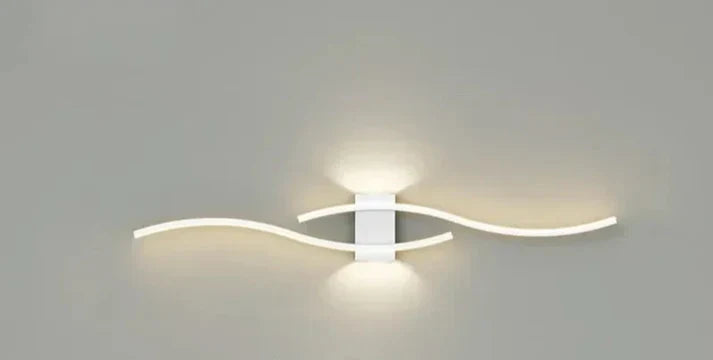 Dekorativ inomhusbelysning: modern LED-vägglampa med dynamisk vågdesign.