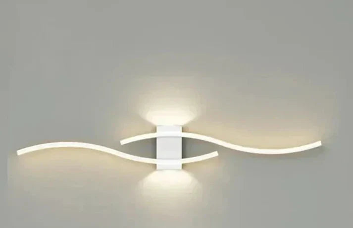 Vacker LED-vägglampa med vågdesign som förstärker sovrummets avkopplande atmosfär.