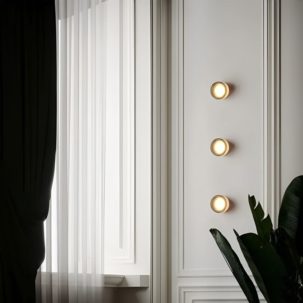 Elegant designlampa i LED för väggmontering. Geléinspirerad stil som lyfter modern inredning och atmosfär.