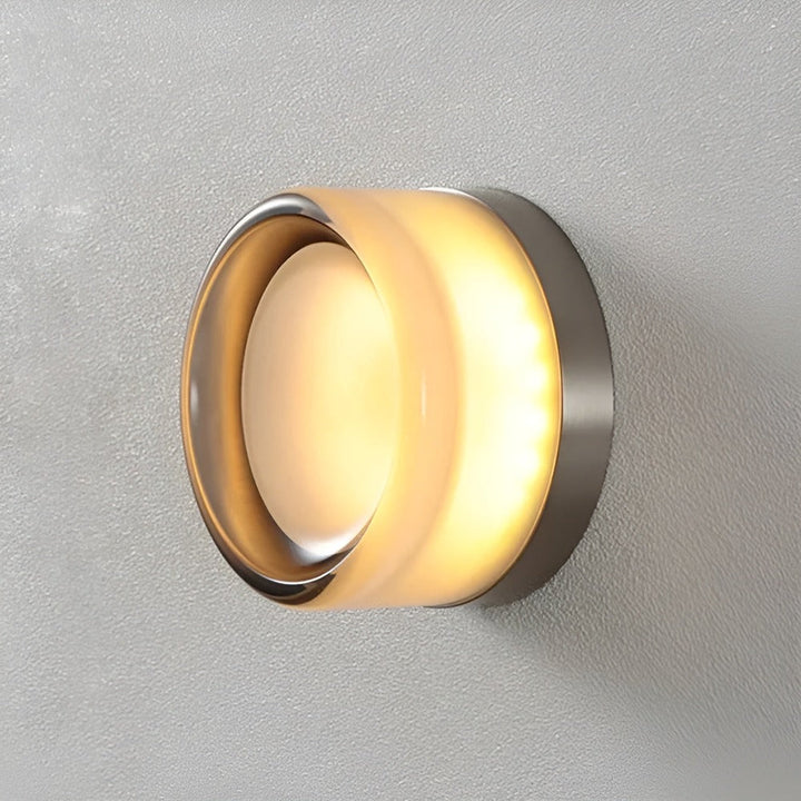 Stilren vägglampa med gelédesign för modern inredning. Skapar behaglig LED-belysning och atmosfär i alla rum.