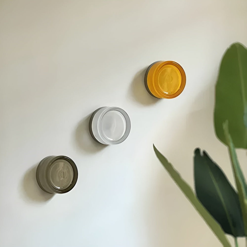 Nordisk designlampa för vägg, med modern gelédesign. LED-belysning som kompletterar heminredning och stil.