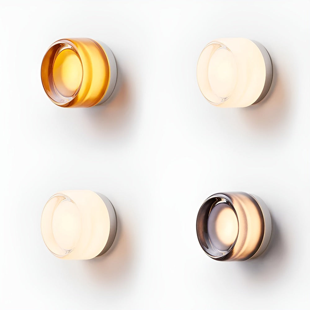 Modern gelévägglampa med LED i vardagsrum. Elegant inomhusbelysning som harmonierar med modern inredning och design.