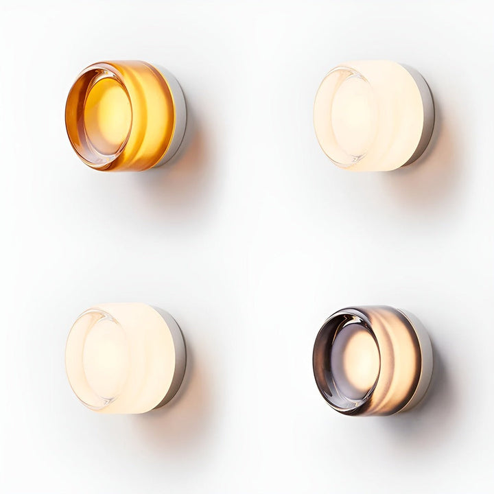 Modern gelévägglampa med LED i vardagsrum. Elegant inomhusbelysning som harmonierar med modern inredning och design.