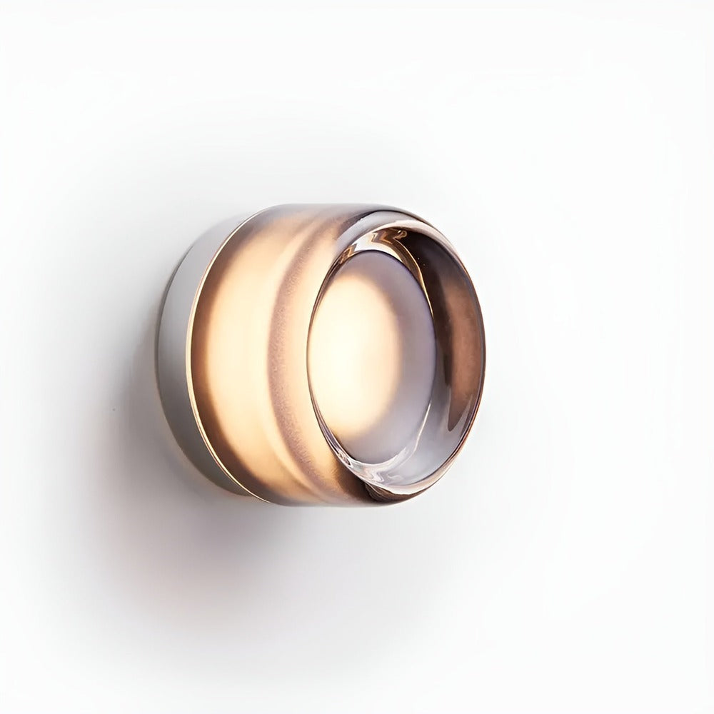 Slimmad LED-vägglampa med stilren gelédesign. Ger modern belysning och elegant touch till heminredning.