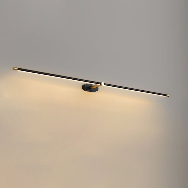 Minimalistisk LED vägglampa, linjär och stilren för sovrummet med mjuk belysning.