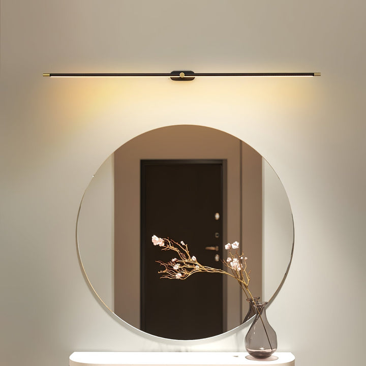 Guldfärgad linjär LED vägglampa, perfekt för en modern hall eller korridor.