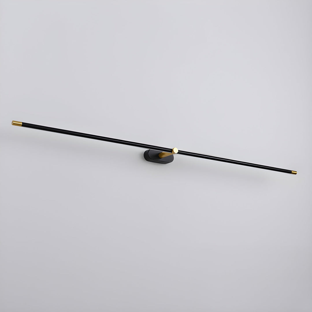 Guldfärgad minimalistisk LED vägglampa, ger varmt ljus och elegant touch till sovrummet.