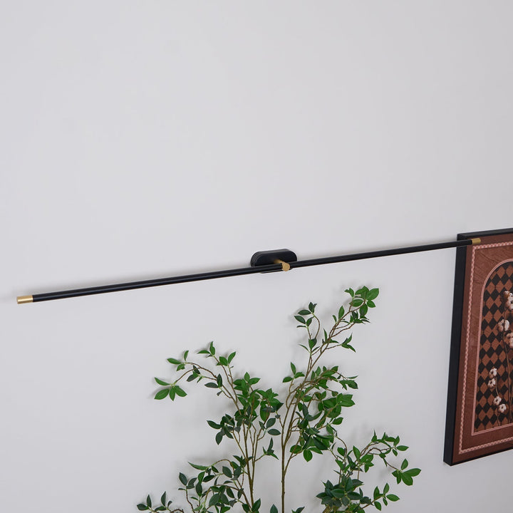 Minimalistisk LED vägglampa med touchdimmer för optimal komfort och ljusreglering.