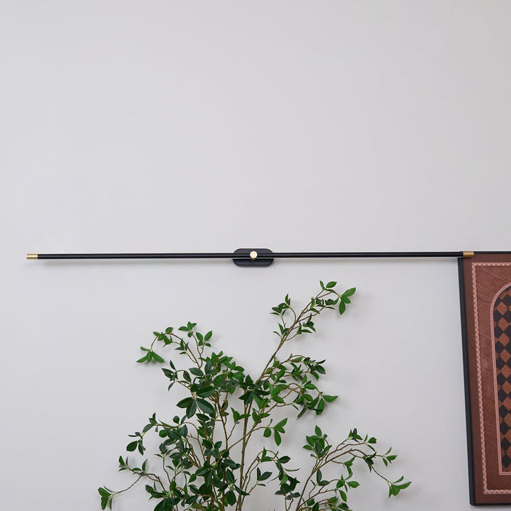 Elegant guldfärgad LED vägglampa, modern design för inomhusbruk i sovrum eller hall.