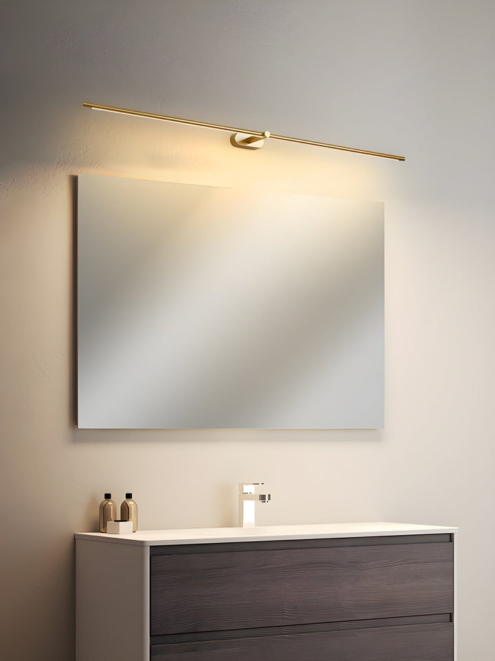 Modern LED vägglampa med linjär form och varmt ljus, skapar en välkomnande atmosfär.