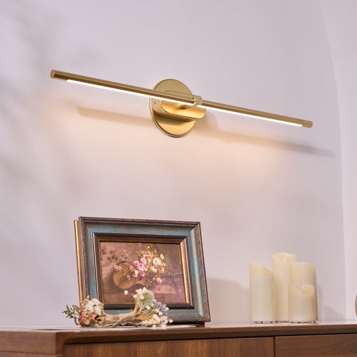 Guldfärgad LED vägglampa, minimalistisk och elegant sovrumslampa med mjukt sken.