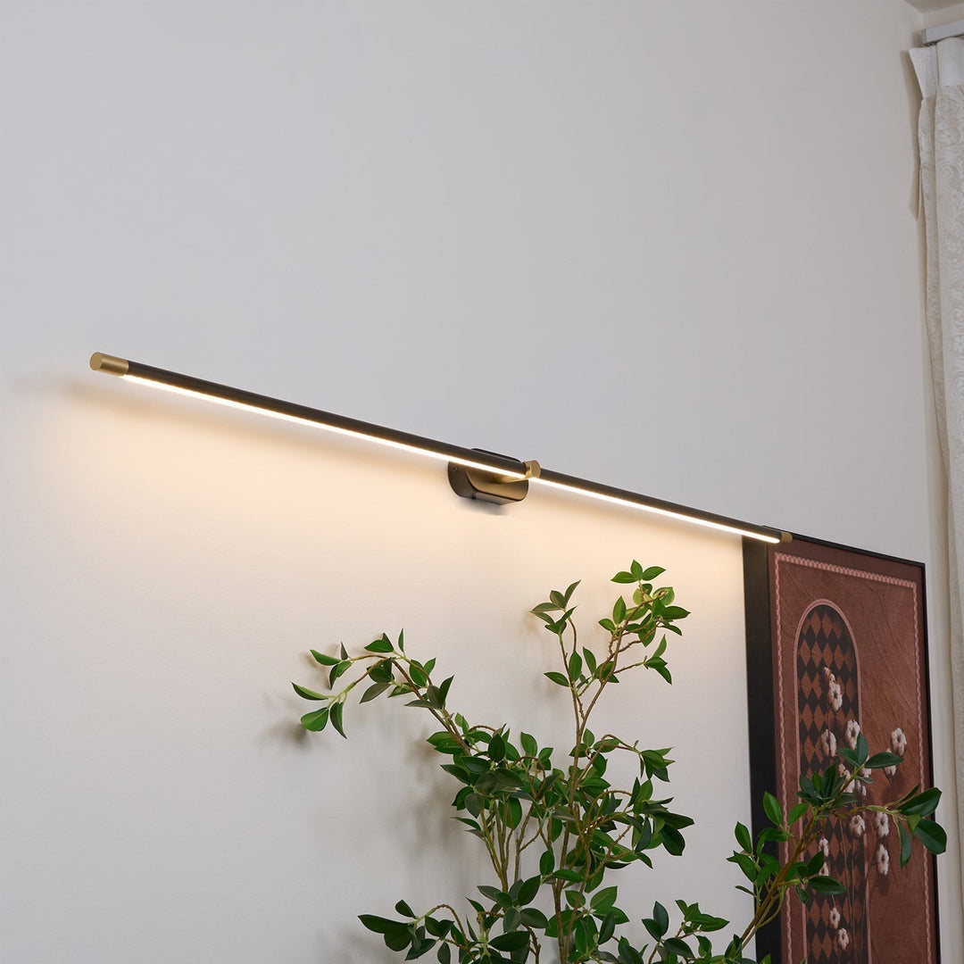 Modern, linjär LED vägglampa, idealisk för badrummets inredning och fuktiga miljöer.
