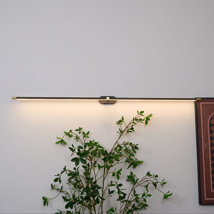 Minimalistisk svart LED vägglampa med varmt och behagligt ljus för avkopplande stunder.