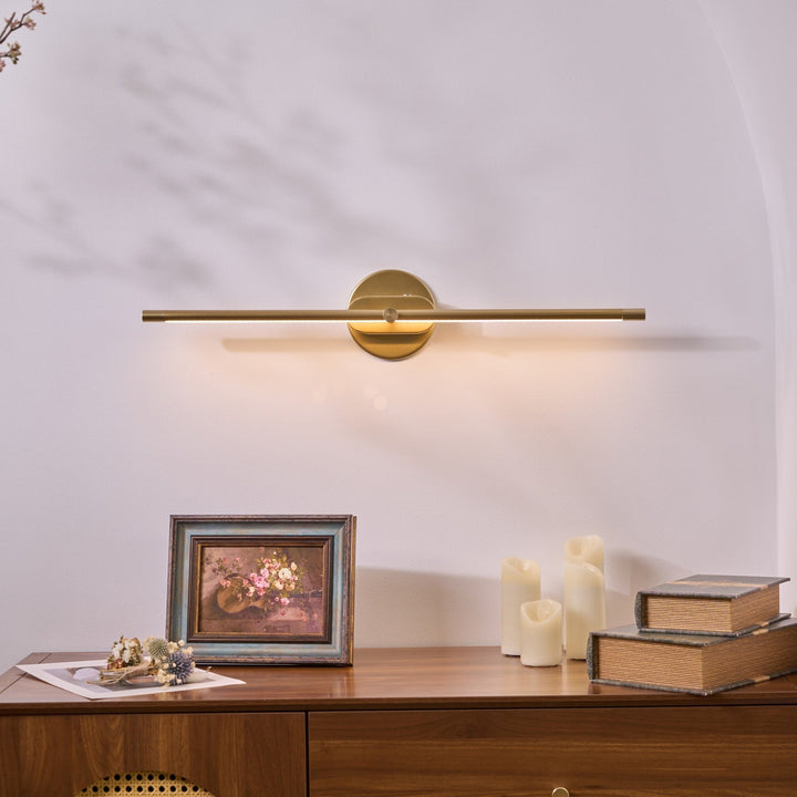 Elegant guldfärgad LED vägglampa, linjär design för vardagsrummets moderna look.