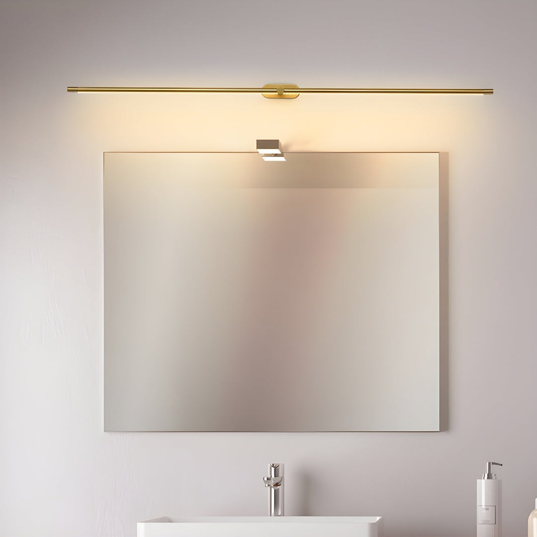 Elegant linjär LED vägglampa, minimalistisk design för stilren badrumsbelysning.