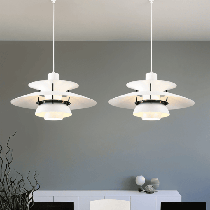 Färgglad pendellampa i modern nordisk design. Unik belysning för hemmets hjärta.