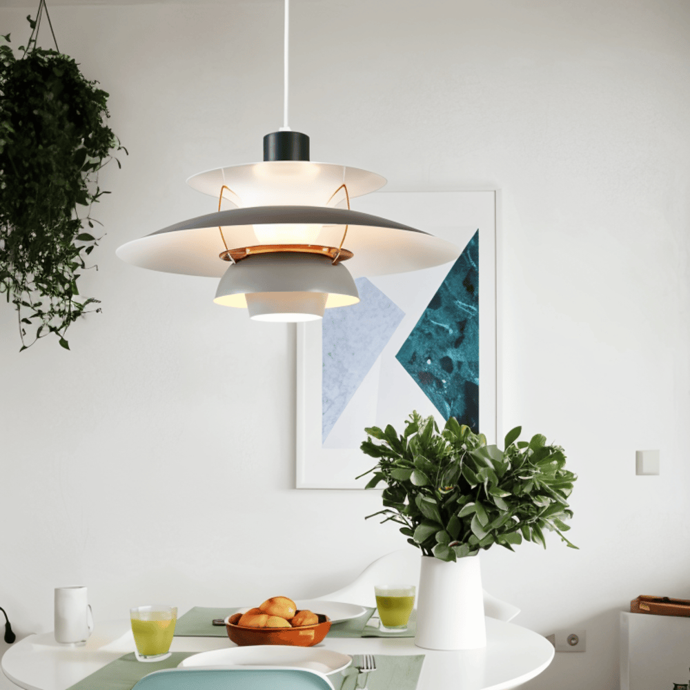 Färgglad taklampa, nordisk stil. Skandinavisk belysning, modern design.
