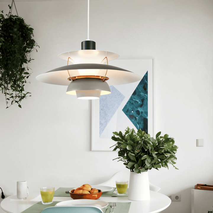 Färgglad taklampa, nordisk stil. Skandinavisk belysning, modern design.