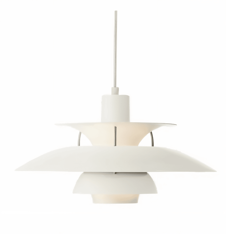 Vardagsrummets mittpunkt: taklampa. Nordisk belysning, färgglad detalj.