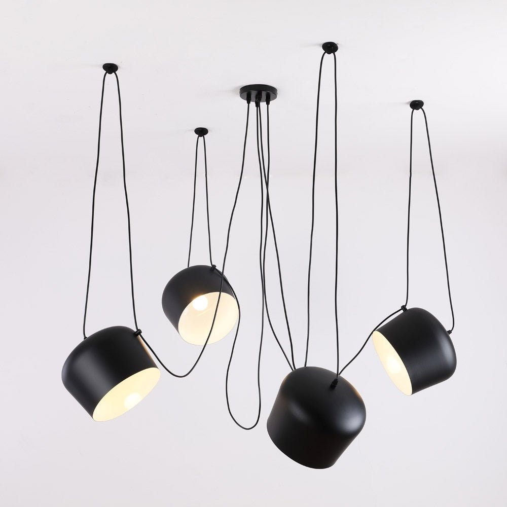 Modern pendellampa i stilren trumdesign, perfekt för flexibel hembelysning i svart eller vitt.