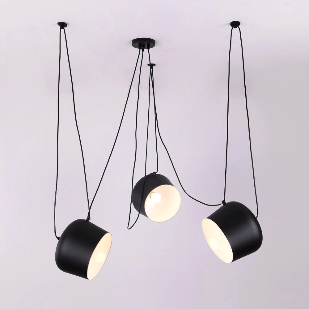 Svart modern pendellampa i elegant trumdesign. En stilren taklampa för modern inredning och belysning.