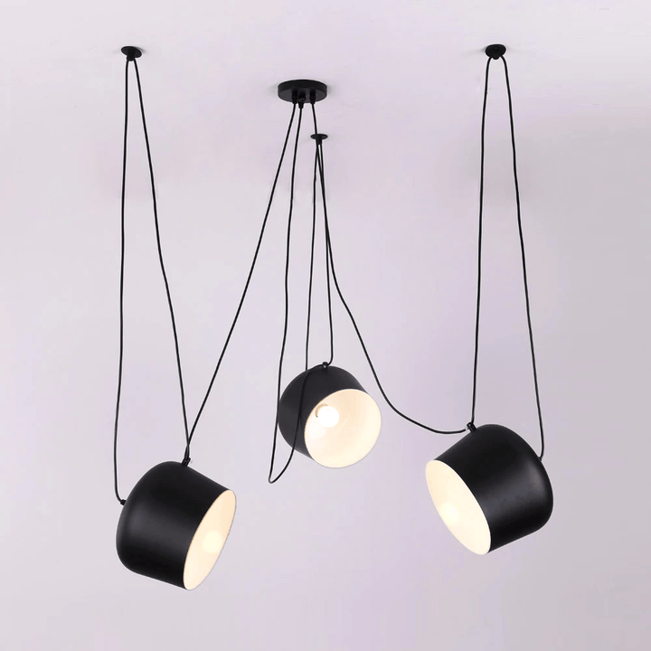 Svart modern pendellampa i elegant trumdesign. En stilren taklampa för modern inredning och belysning.