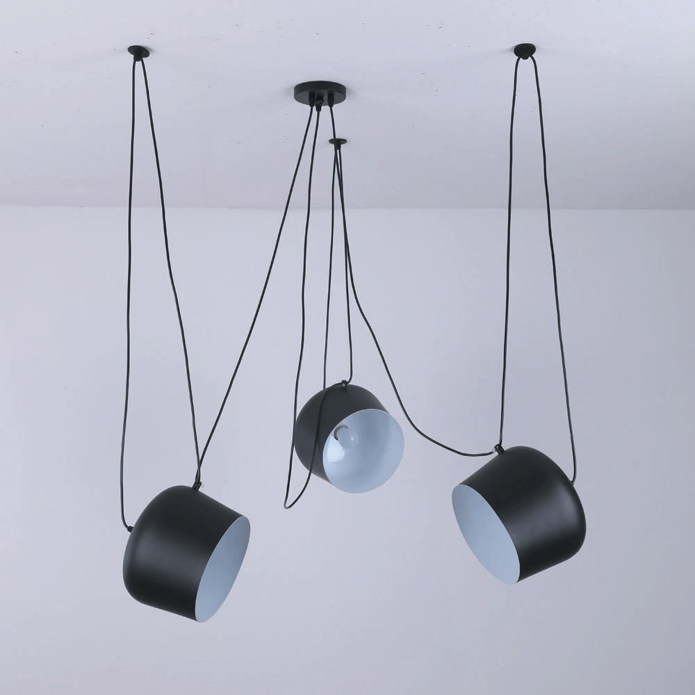 Vit pendellampa med modern trumdesign. Stilren taklampa som passar utmärkt som designlampa och hembelysning.