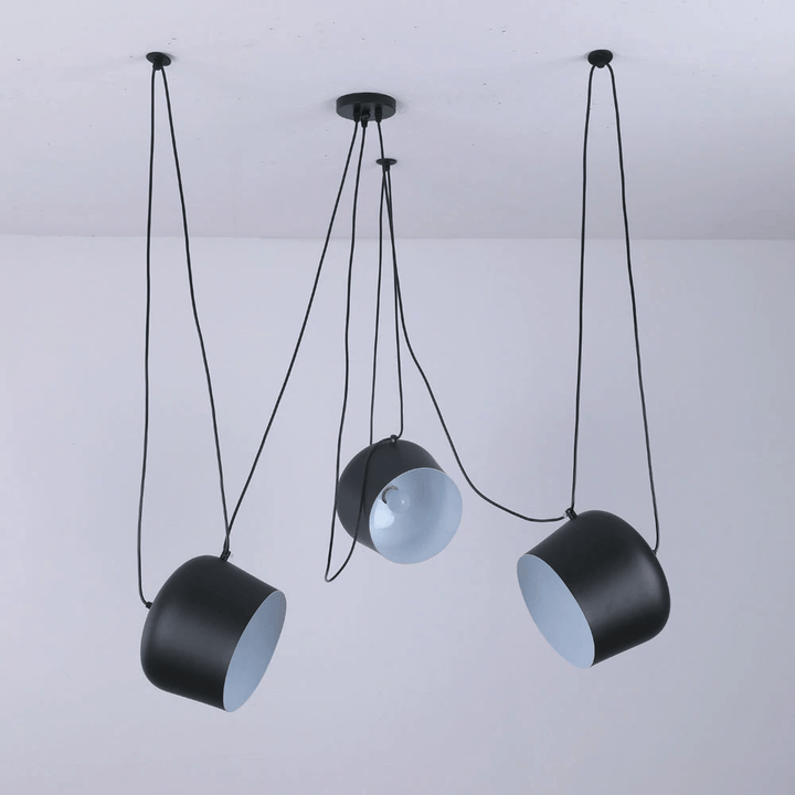 Vit pendellampa med modern trumdesign. Stilren taklampa som passar utmärkt som designlampa och hembelysning.