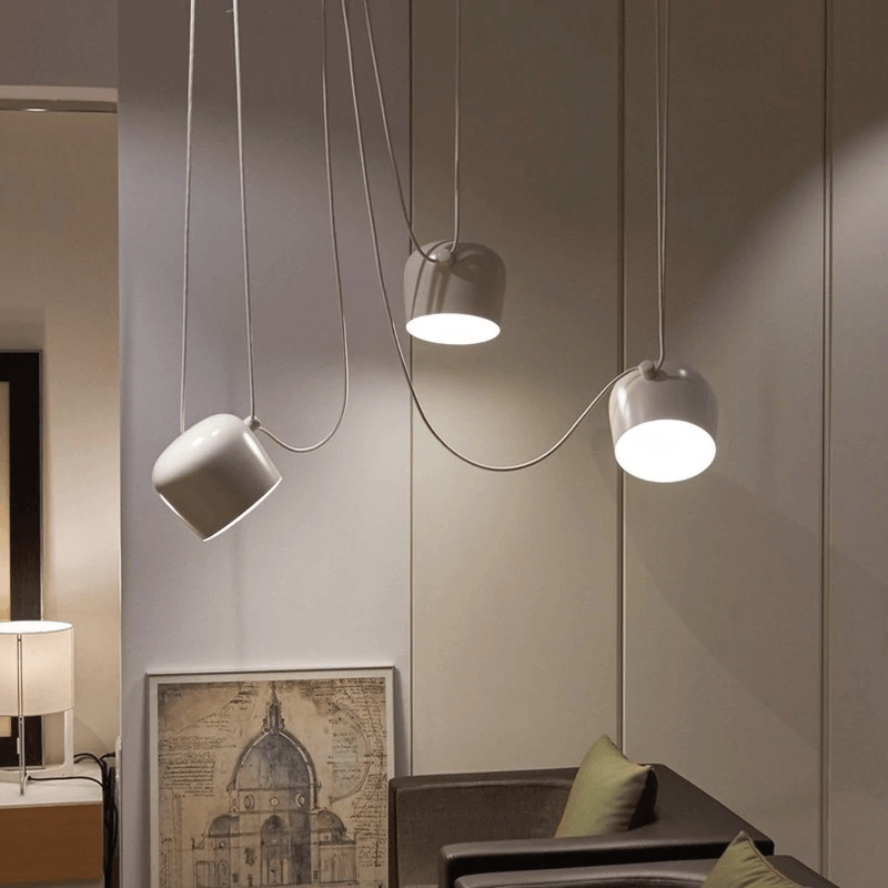 Pendellampa i svart trumdesign. Modern taklampa idealisk som matbordslampa, ger stilren och flexibel belysning.