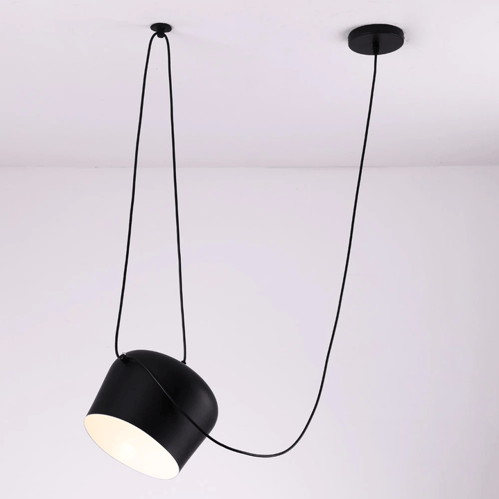 Flexibel modern pendellampa i tidlös trumdesign. En stilren taklampa som kompletterar din heminredning.