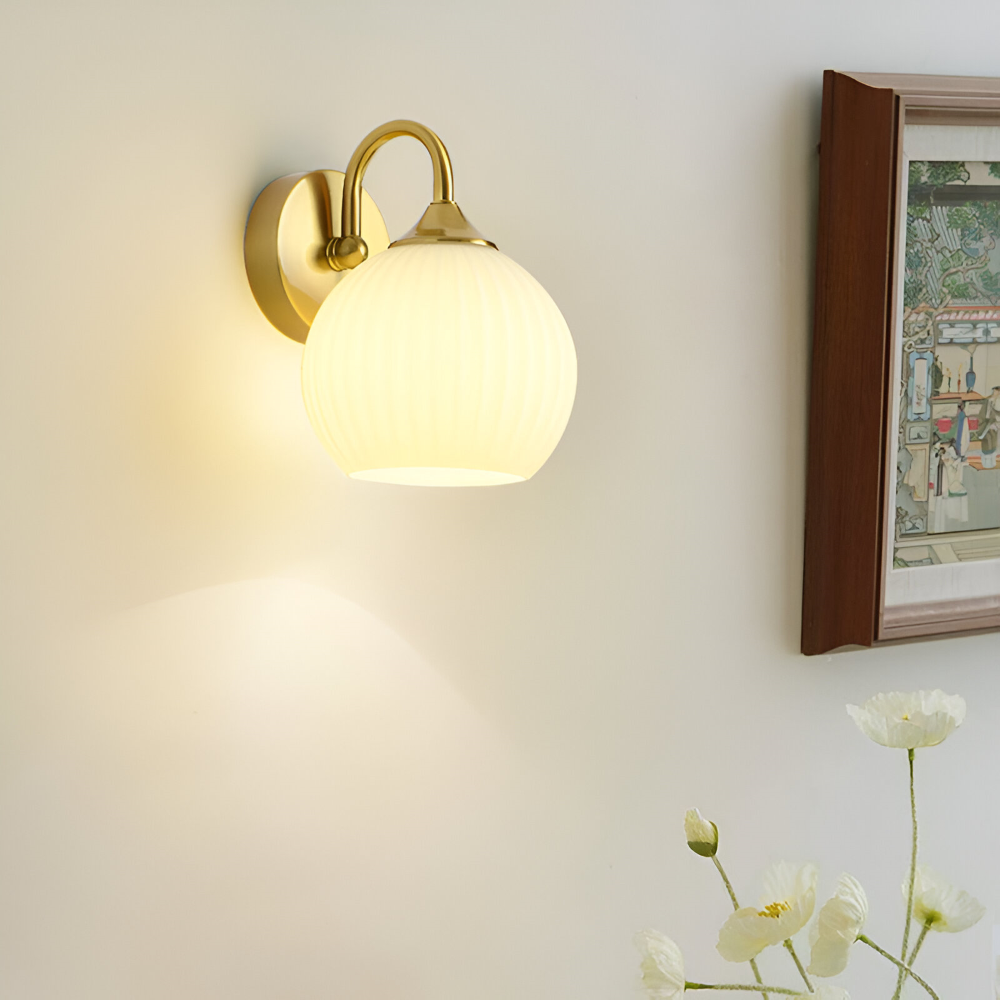 Modern randig LED-vägglampa för vardagsrum, elegant inredning med stilfull design.