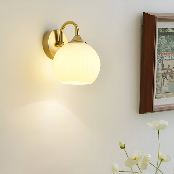 Modern randig LED-vägglampa för vardagsrum, elegant inredning med stilfull design.
