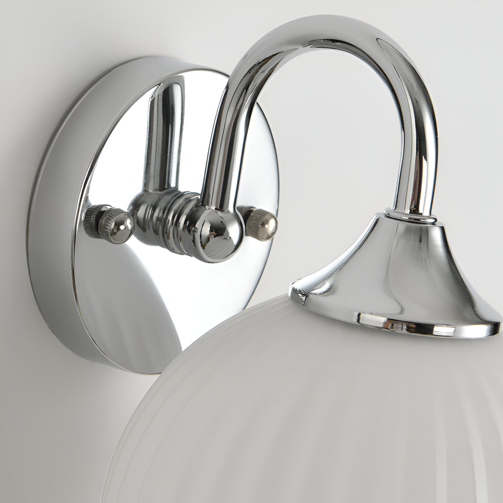Elegant randig LED-vägglampa för sovrum, skapar avkopplande och modern atmosfär.