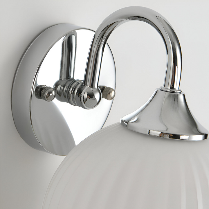 Elegant randig LED-vägglampa för sovrum, skapar avkopplande och modern atmosfär.