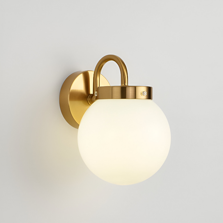 Modern randig vägglampa med mjuk LED-belysning, skapar en behaglig stämningsfull atmosfär.