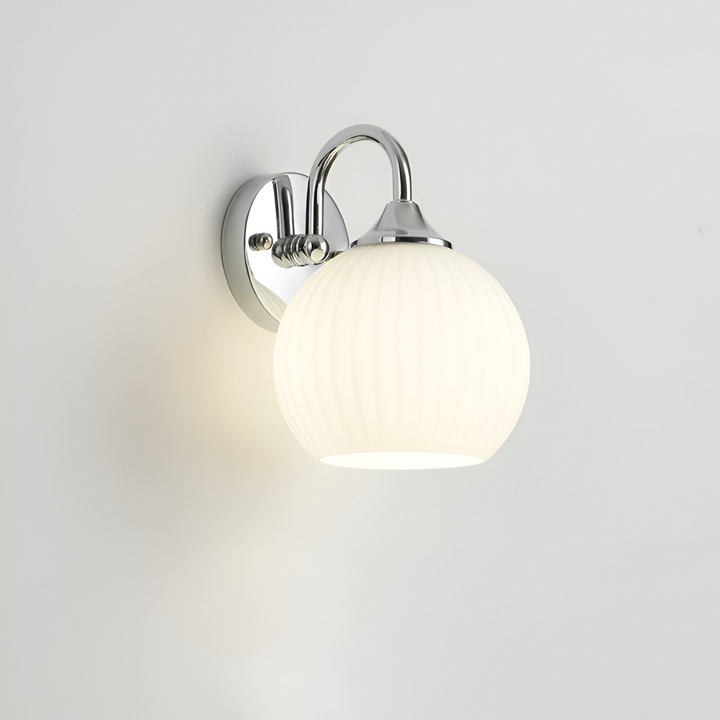 Uttrycksfull modern randig vägglampa, en elegant detalj för samtida heminredning.