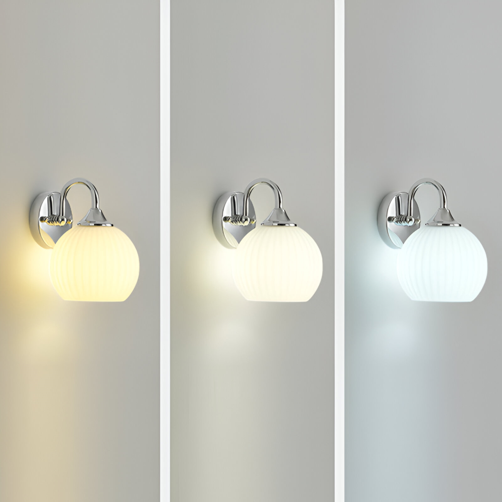 Unik randig vägglampa, en modern designdetalj som lyfter rummets karaktär med LED.