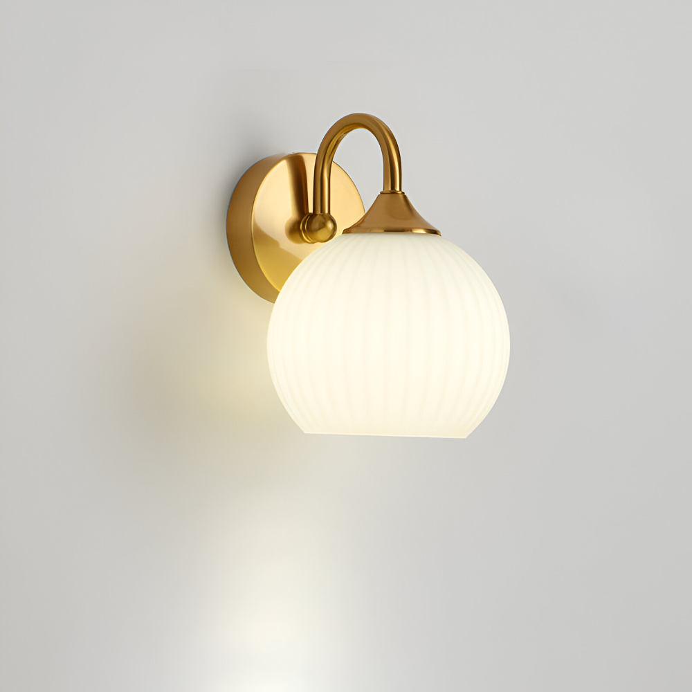 Kvällsbild av modern randig vägglampa, lyser upp vardagsrummet med varmt LED-sken.